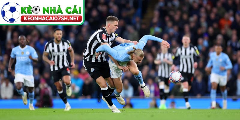 Man City hạ Newcastle: “Kép phụ” lên tiếng, mở đường đại chiến Arsenal tại League Cup 3 Hiệp một bùng nổ, “kép phụ” định đoạt thế trận sớm